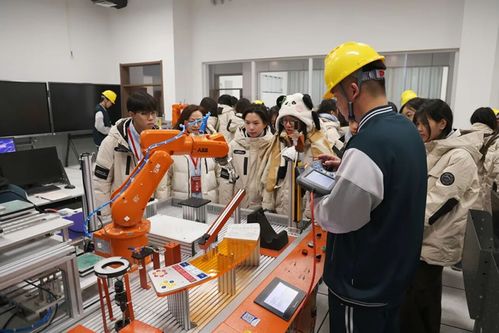 香港青年交流团参访保定市职业技术教育中心 技术交流搭建友谊桥梁